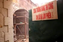 Hà Nội: Đục thông vòm cầu đá “trăm tuổi” trên phố Phùng Hưng 
