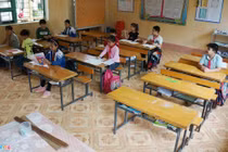 Trường vắng học sinh sau vụ kẻ cầm dao xông vào đâm 6 cô trò