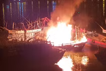 Tàu cá bốc cháy dữ dội giữa khuya trên sông Hàn