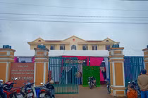 Cổng trụ sở UBND xã bị bịt kín