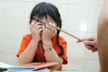 Cô giáo bị tố đánh học sinh lớp 4 bầm tím người