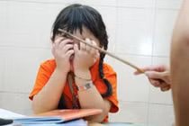 Cô giáo bị tố đánh học sinh lớp 4 bầm tím người