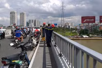 Hai người đàn ông nghi tự tử ở TP.HCM