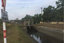 Bàng hoàng phát hiện thi thể người cạnh xe máy dưới mương nước