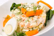 Top thủ phạm khiến bạn không thể giảm cân trong món salad