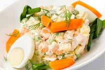 Top thủ phạm khiến bạn không thể giảm cân trong món salad