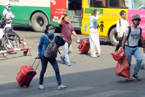 Người dân lỉnh kỉnh đồ đạc, tấp nập ra bến xe về quê ăn Tết 