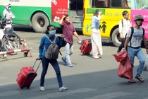 Người dân lỉnh kỉnh đồ đạc, tấp nập ra bến xe về quê ăn Tết 