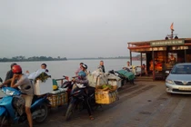 Hà Nội: Mất an toàn tại bến phà ngang sông Chương Dương 