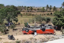 Xe khách chở đoàn nước ngoài lao xuống vực, nhiều người bị thương