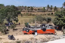 Xe khách chở đoàn nước ngoài lao xuống vực, nhiều người bị thương