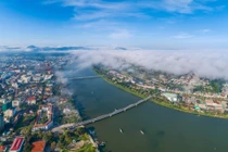 Ảnh: Màn sương trắng quấn quanh tòa nhà cao nhất xứ Huế