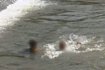 Đạp xe qua cầu, 2 cháu bé rơi xuống sông bị đuối nước thương tâm