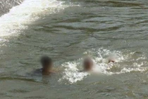 Đạp xe qua cầu, 2 cháu bé rơi xuống sông bị đuối nước thương tâm