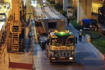 Ảnh trắng đêm lắp dầm đường sắt trên cao vượt sông Tô Lịch