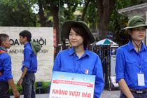 Hình ảnh đẹp: Tình nguyện viên đội nắng dầm mưa tiếp sức mùa thi