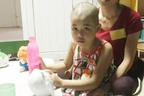 Xót thương bé gái ung thư cứ ngỡ "bố đi công tác trên trời"