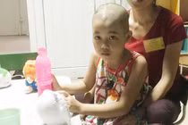 Xót thương bé gái ung thư cứ ngỡ "bố đi công tác trên trời"