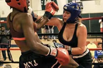 Nữ võ sĩ đấu hạng cân cao vì… bộ ngực khổng lồ