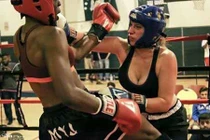 Nữ võ sĩ đấu hạng cân cao vì… bộ ngực khổng lồ