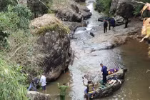 Khánh Hòa: 2 chiến sĩ công an và một nữ du khách rơi xuống thác nước tử vong