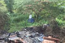 Người đàn ông tử vong trong tư thế treo cổ miệng bị bịt giẻ