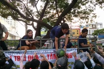 Bạn trẻ đem dưa hấu vùng lũ đến trẻ em nghèo