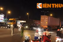 Xe máy tông xe container, một người chết thảm
