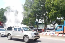 Hà Nội: Xe tải bỗng dưng bốc cháy ngùn ngụt trên đường