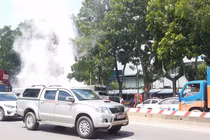 Hà Nội: Xe tải bỗng dưng bốc cháy ngùn ngụt trên đường