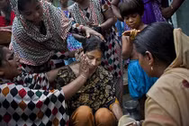 Ảnh bé gái buồn rười rượi khi bị ép lấy chồng già