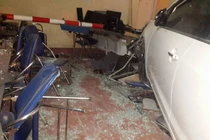 Hà Nội: Xe điên đại náo quán Internet, nhiều người bị thương