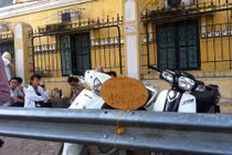 Tấm biển kì lạ “Hỏi đường 10k/lượt” ở Hà Nội