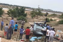 Tàu hỏa tông xe tải văng xa, đường sắt tê liệt nhiều giờ