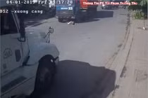 Video: Người phụ nữ đi xe đạp lao thẳng vào đầu xe container