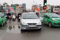 TNGT: Bà bầu đi SH bị xe máy đè lên người