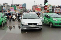 TNGT: Bà bầu đi SH bị xe máy đè lên người