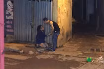 Xôn xao thiếu nữ quỳ gối “cầu xin tình yêu” trong đêm