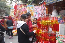 Ảnh: Phố Hàng Mã tấp nập ngày cận Tết