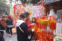 Ảnh: Phố Hàng Mã tấp nập ngày cận Tết