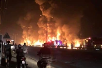 Xe bồn chở xăng bốc cháy, 6 người chết trong biển lửa