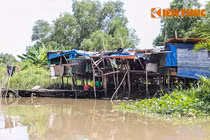 Gia đình 30 năm sống trên chiếc thuyền cũ nát giữa TP HCM