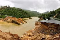 Khánh Hòa: Nguy hiểm rình rập giáo viên đi bè qua sông dạy học