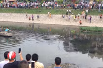 Clip: Tên trộm xe máy bơi dưới sông Tô Lịch thoát thân