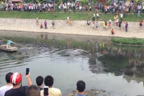 Clip: Tên trộm xe máy bơi dưới sông Tô Lịch thoát thân