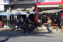 Chê trái cây bị sâu, 3 người bị đâm thương vong