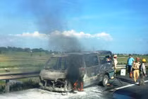 Xe khách chở 12 người cháy rụi trên cao tốc Pháp Vân