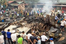 Video: Cháy gần chợ, dân hoảng loạn ôm đồ chạy thoát thân