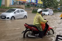 Hà Nội đón đợt rét đầu tiên với đường ngập trắng