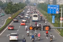 Thả xe máy vào làn ô tô, đường nội đô đẹp nhất Sài Gòn 'vỡ tổ'